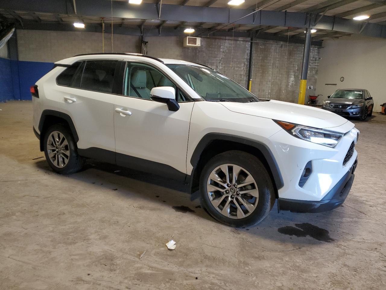 2019 TOYOTA RAV4 XLE P - Фото 4