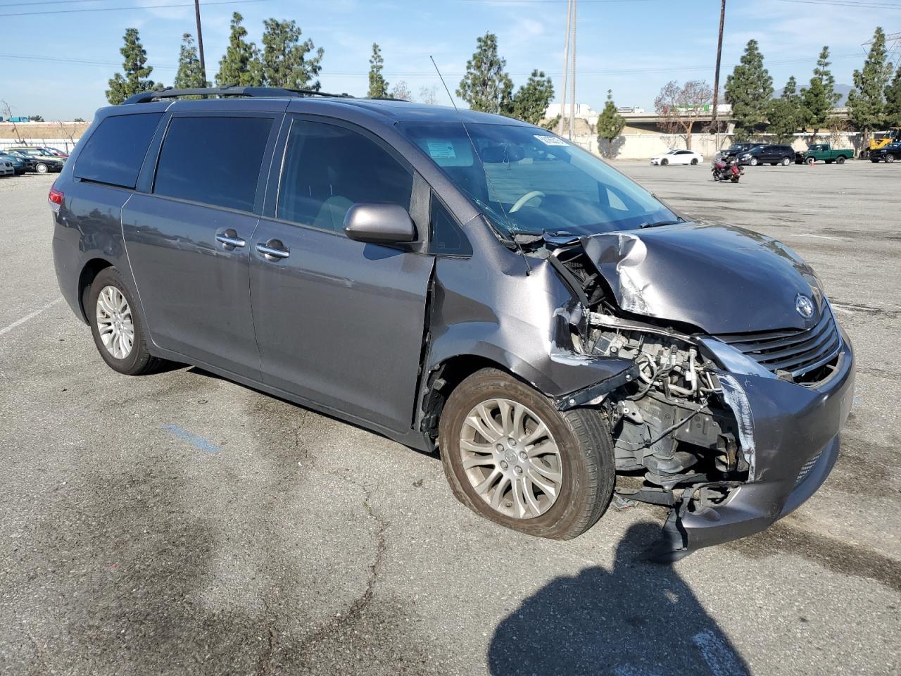 2013 TOYOTA SIENNA XLE - Image 4