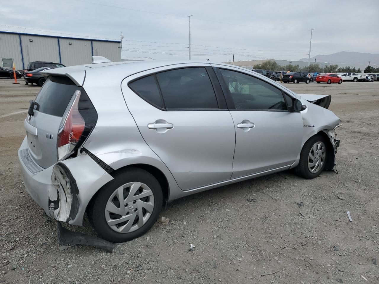 2015 TOYOTA PRIUS C - Фото 3