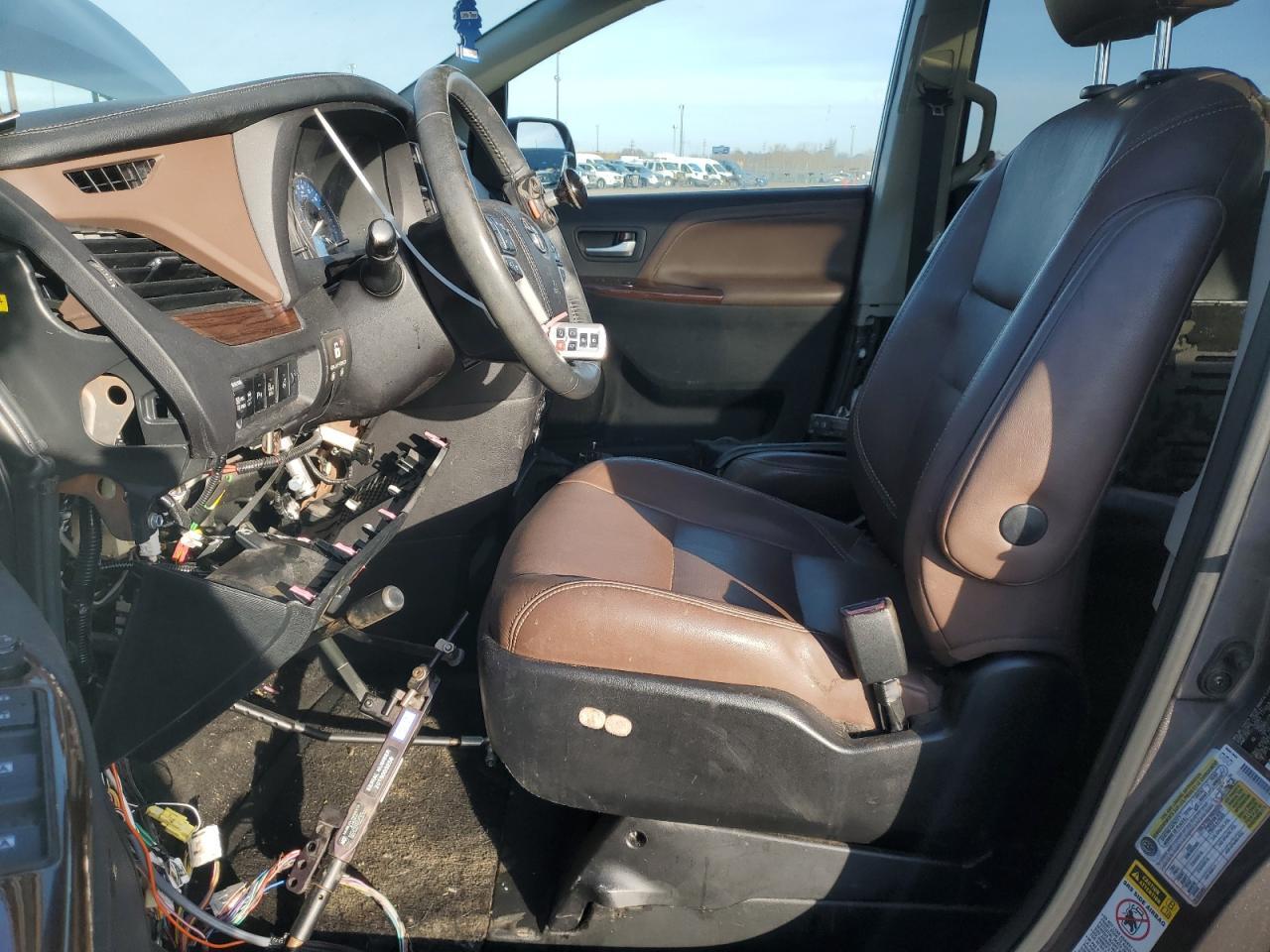 2015 TOYOTA SIENNA XLE - Фото 7