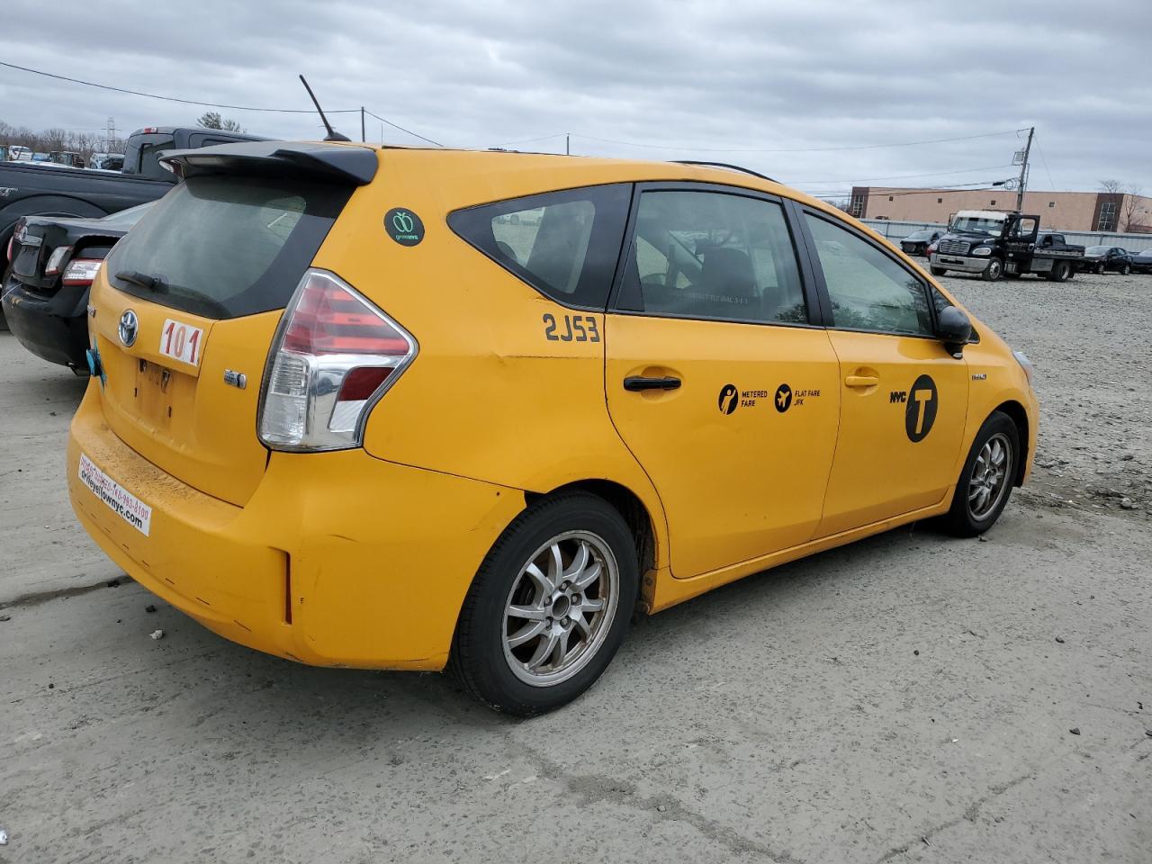 2016 TOYOTA PRIUS V - Фото 3