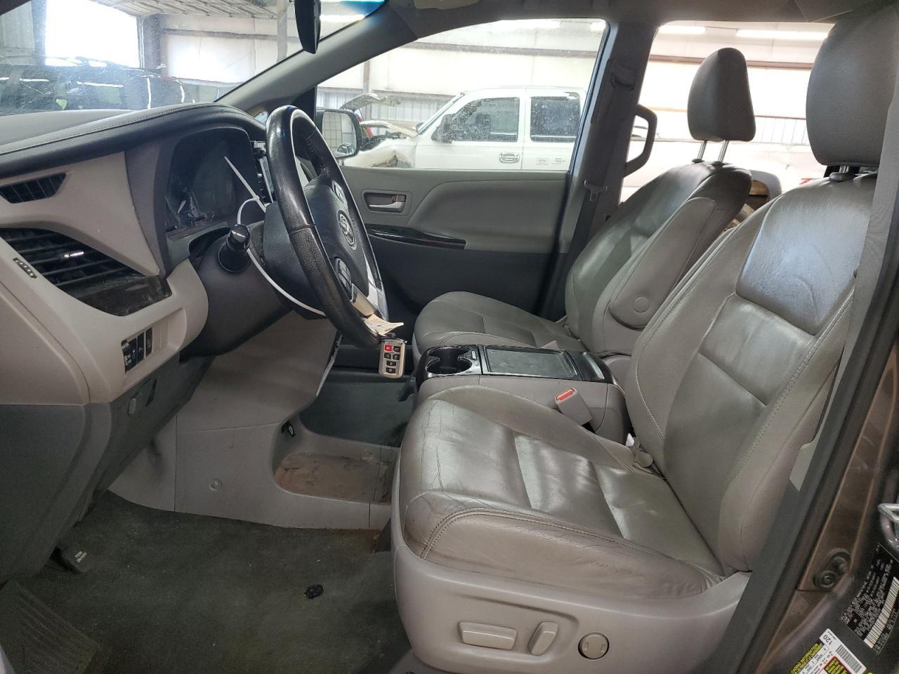 2015 TOYOTA SIENNA XLE - Фото 7