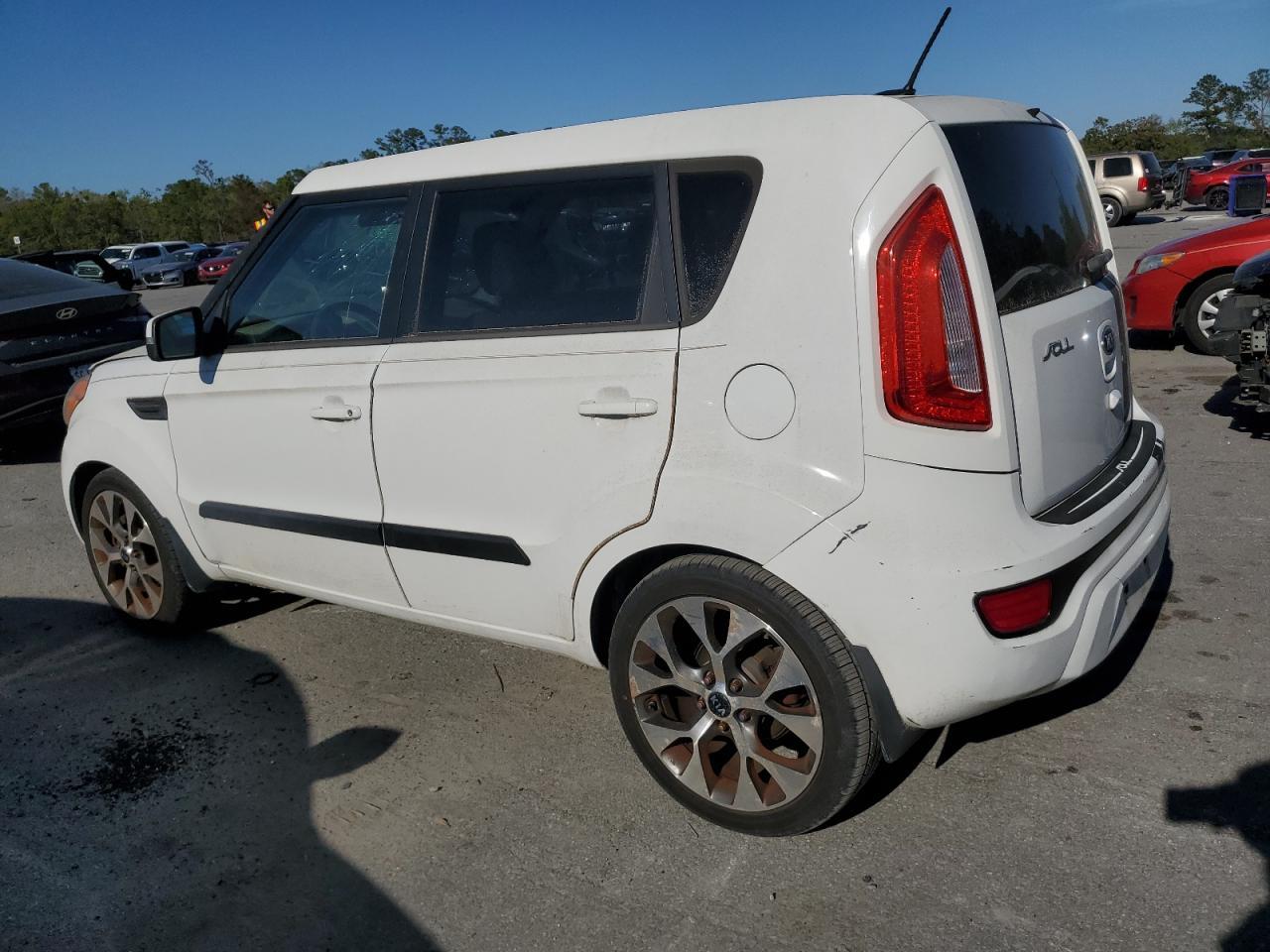 2013 KIA SOUL + - Image 2