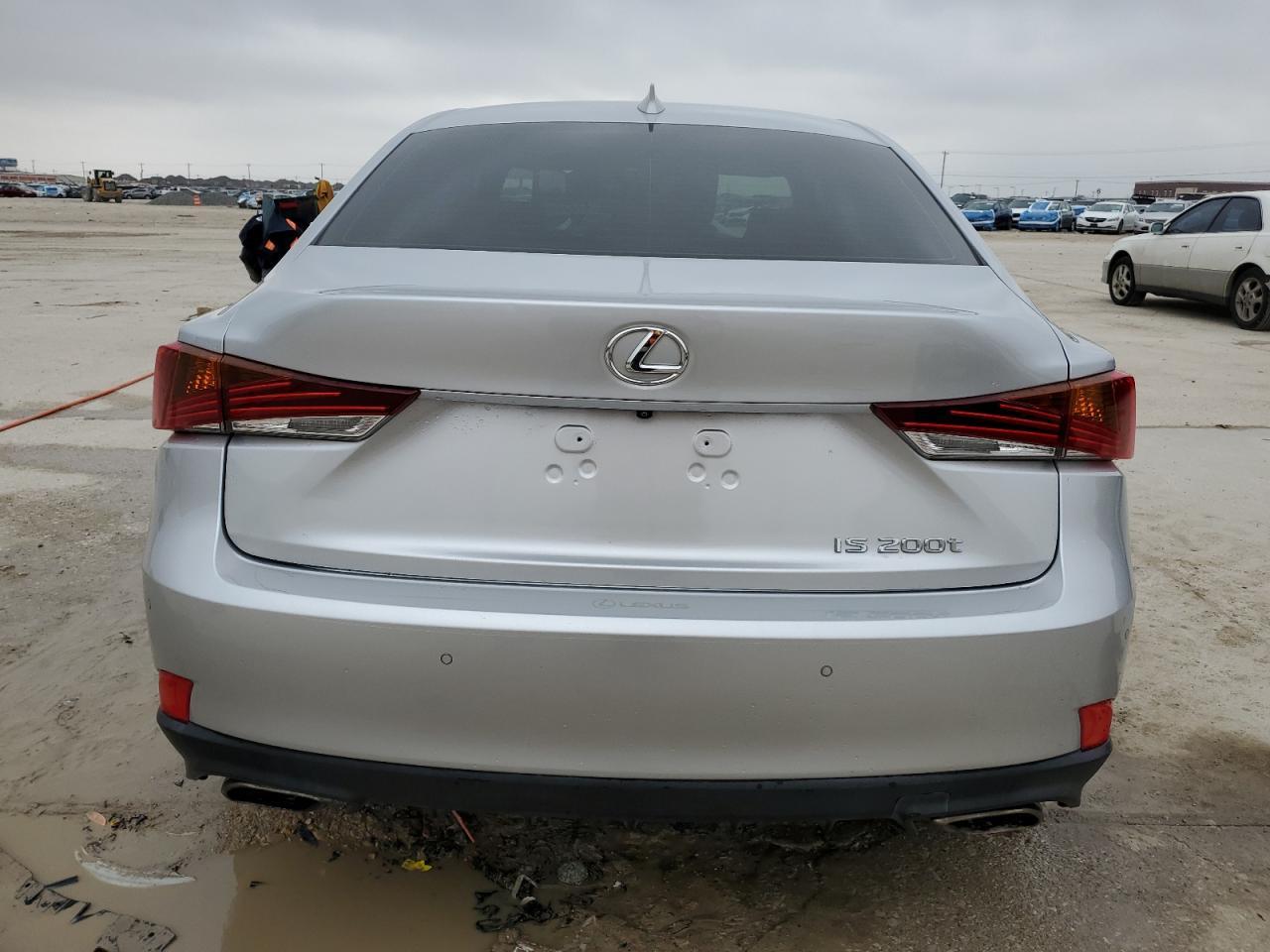 2017 LEXUS IS 200T - Фото 6