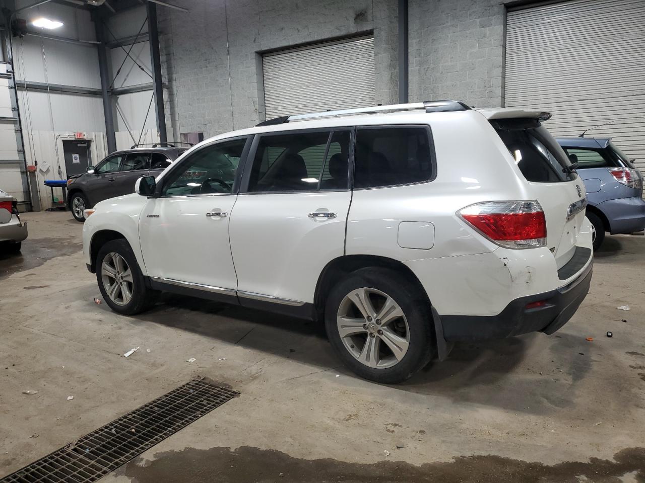 2012 TOYOTA HIGHLANDER - Image 2