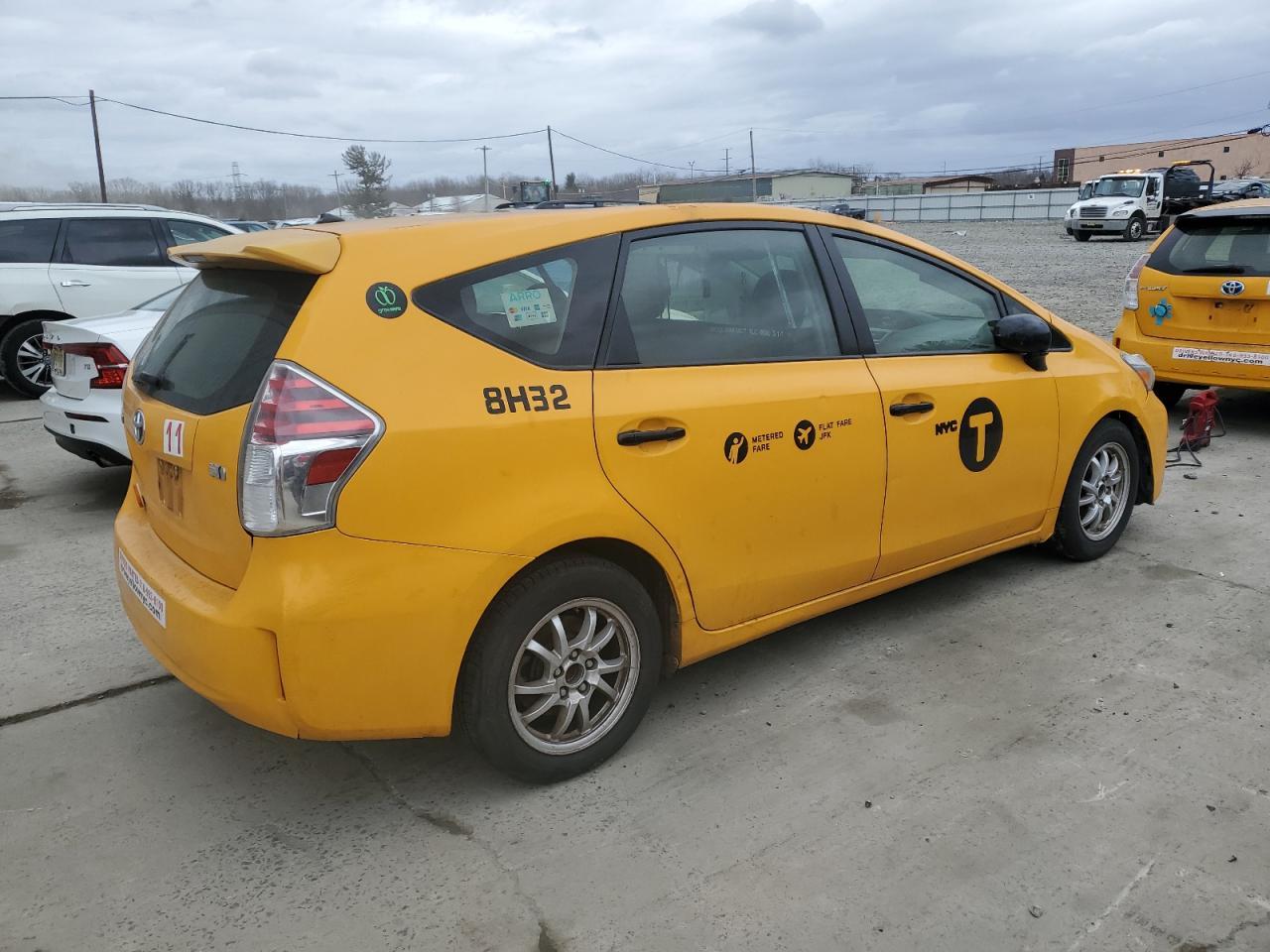 2016 TOYOTA PRIUS V - Фото 3