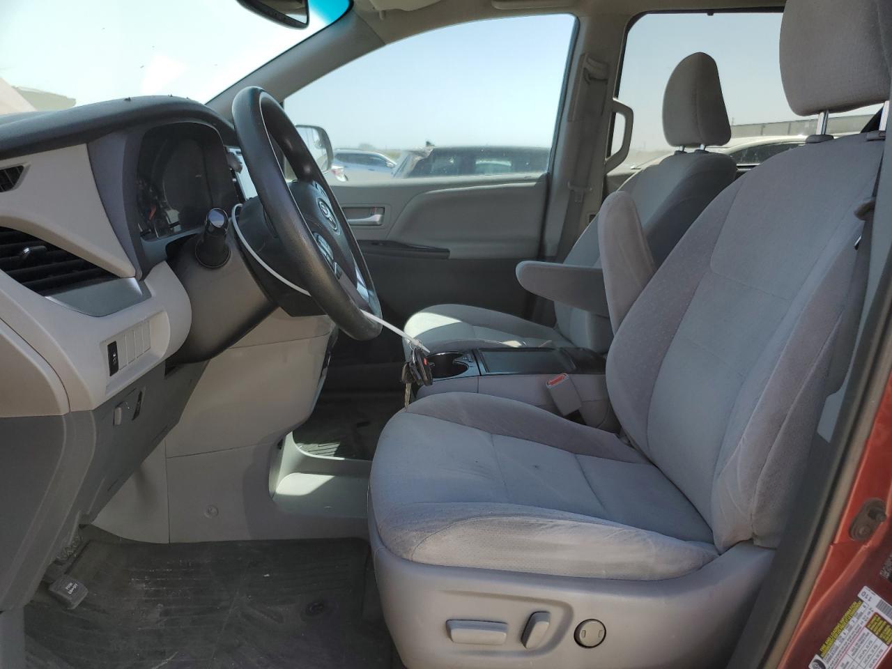 2015 TOYOTA SIENNA LE - Фото 7