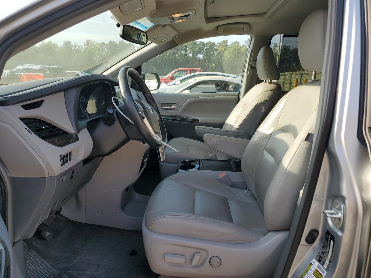 2015 TOYOTA SIENNA XLE - Фото 7