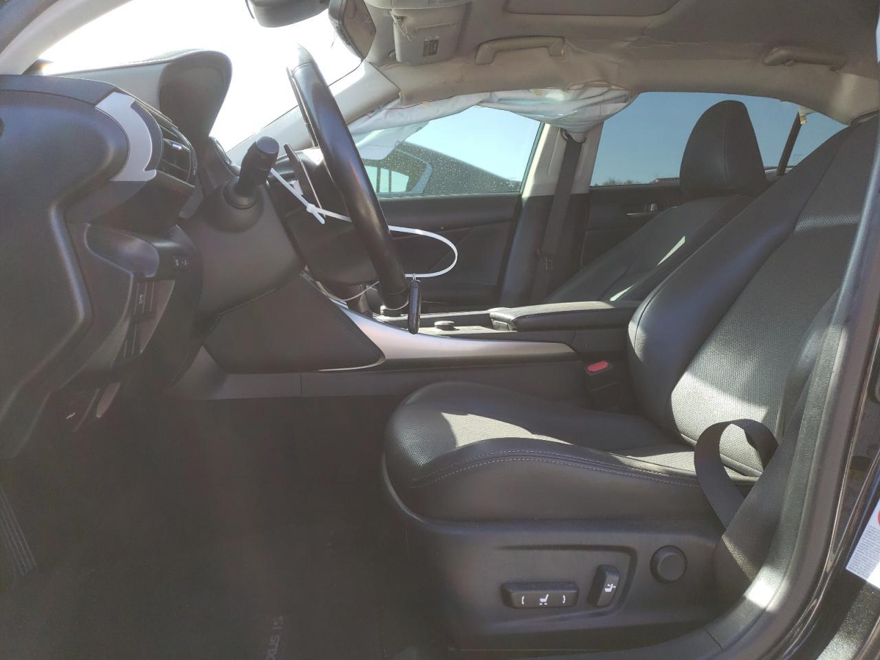 2017 LEXUS IS 200T - Фото 7
