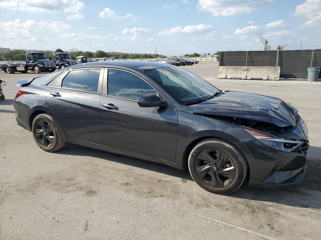 2022 HYUNDAI ELANTRA SE - Image 4