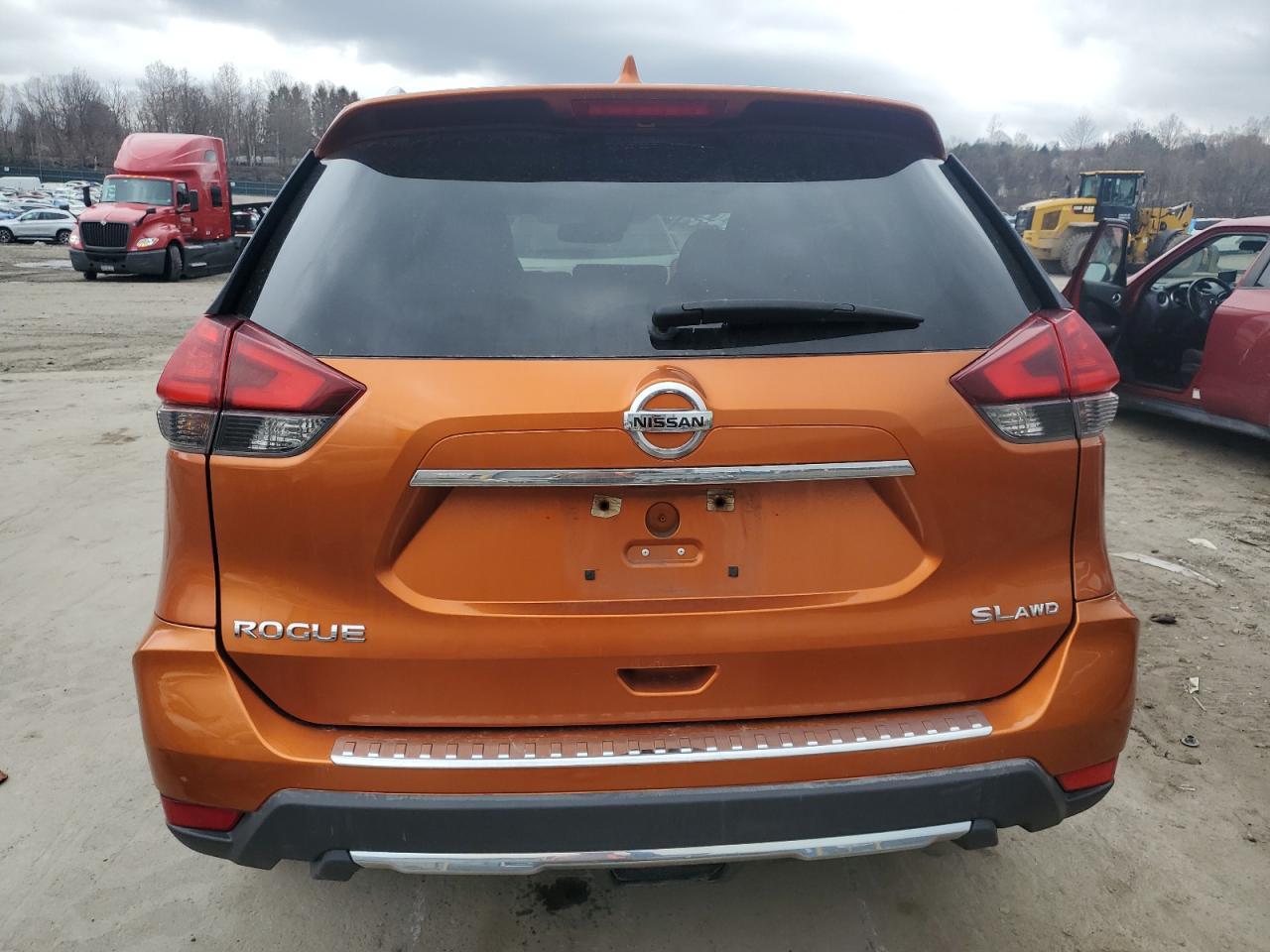 2017 NISSAN ROGUE SV - Image 6