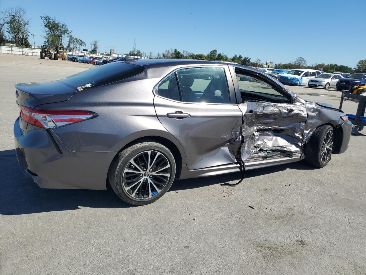 2020 TOYOTA CAMRY SE - Фото 3