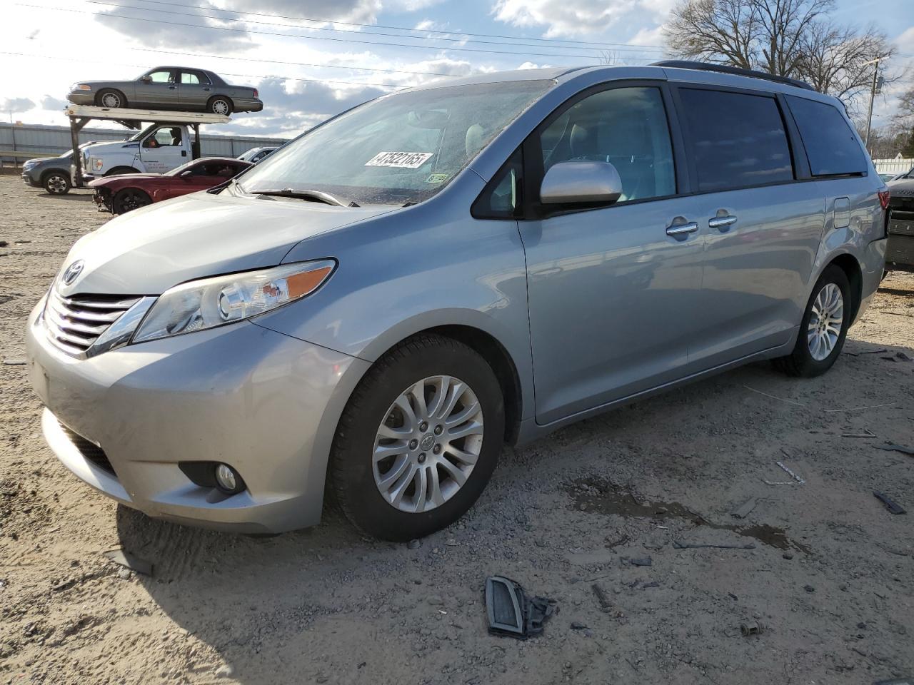 2015 TOYOTA SIENNA XLE