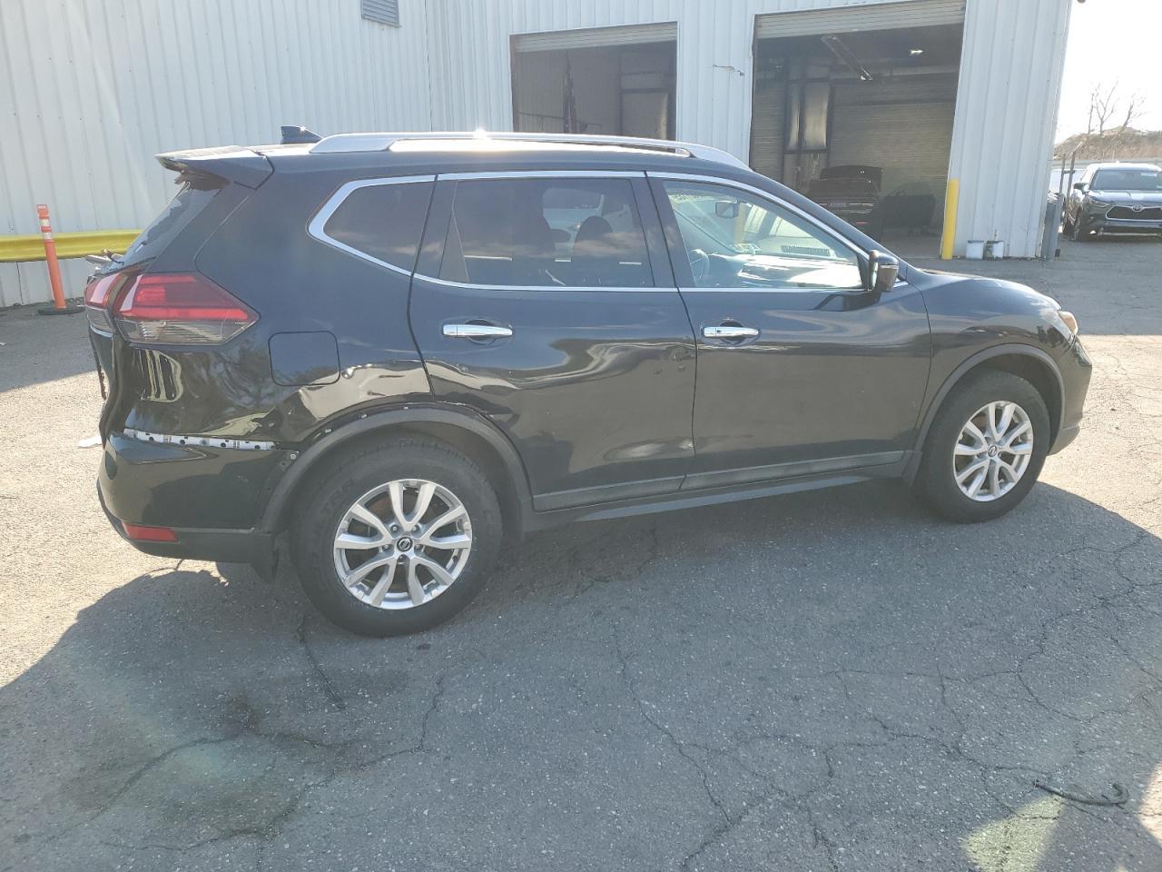 2017 NISSAN ROGUE SV - Фото 3