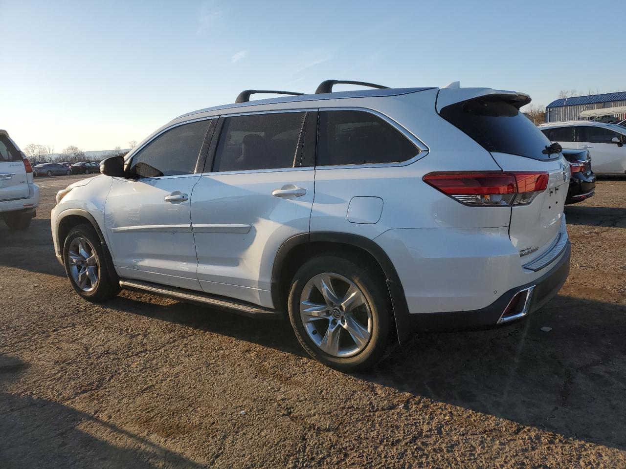 2019 TOYOTA HIGHLANDER - Image 2