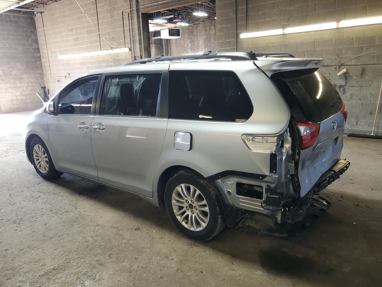 2015 TOYOTA SIENNA XLE - Фото 2