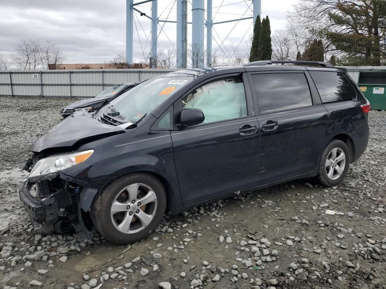 2015 TOYOTA SIENNA LE