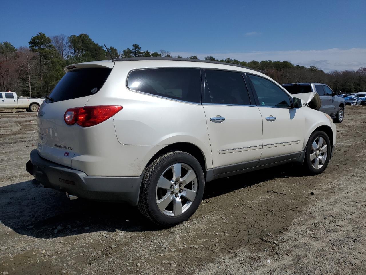 2011 CHEVROLET TRAVERSE L - Фото 3
