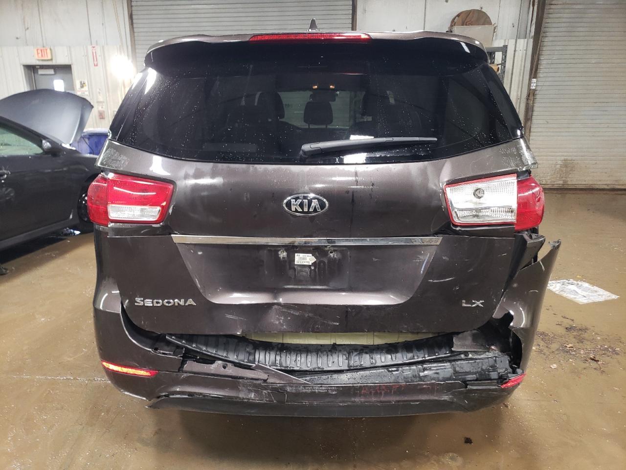 2017 KIA SEDONA LX - Image 6