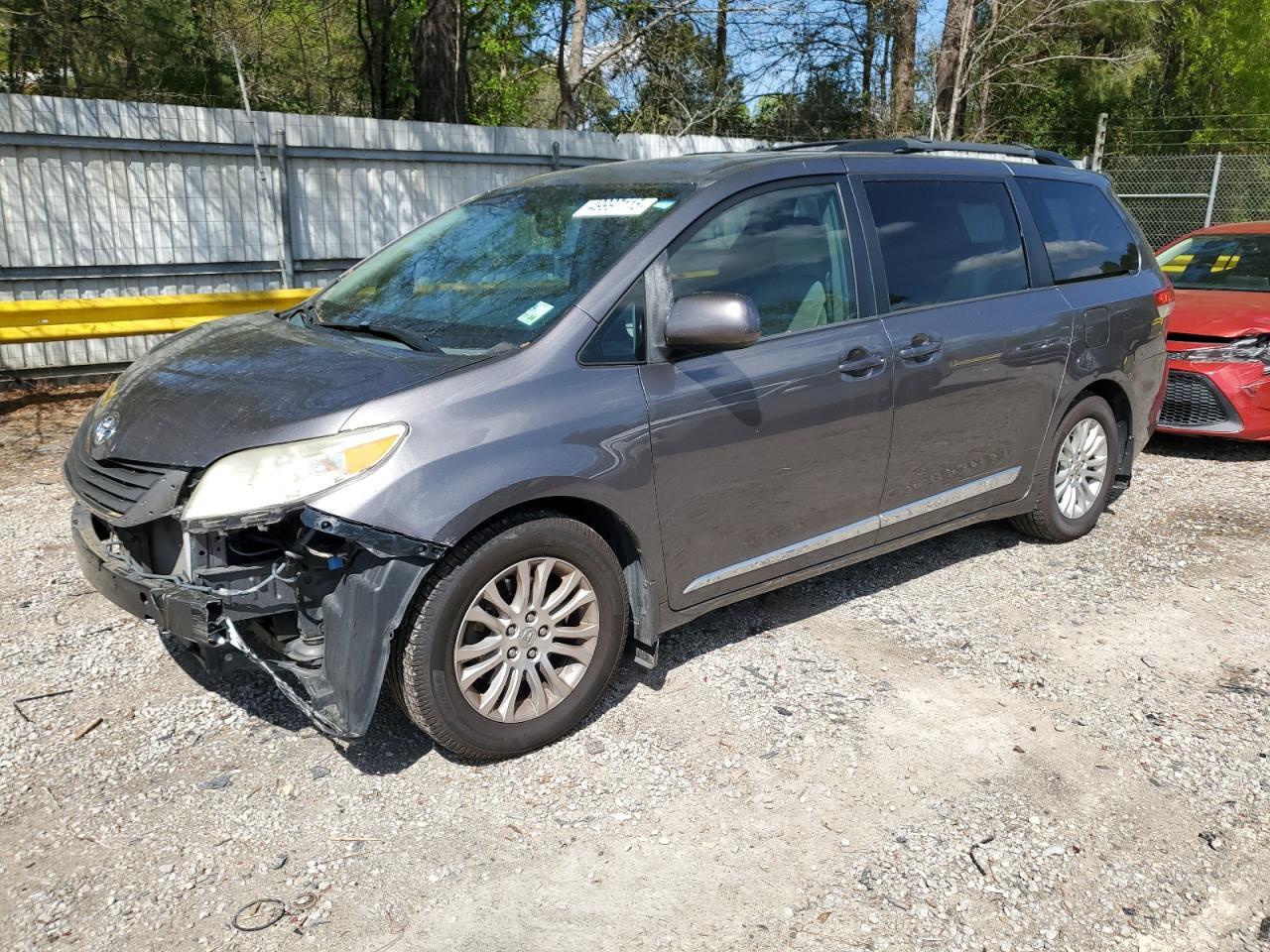 2013 TOYOTA SIENNA XLE