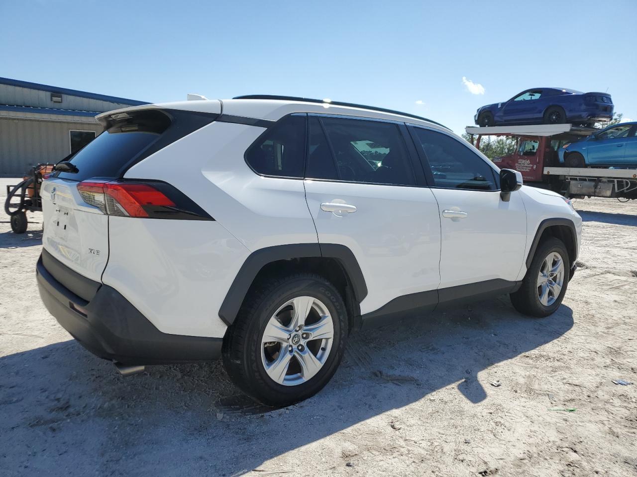 2020 TOYOTA RAV4 XLE - Фото 3