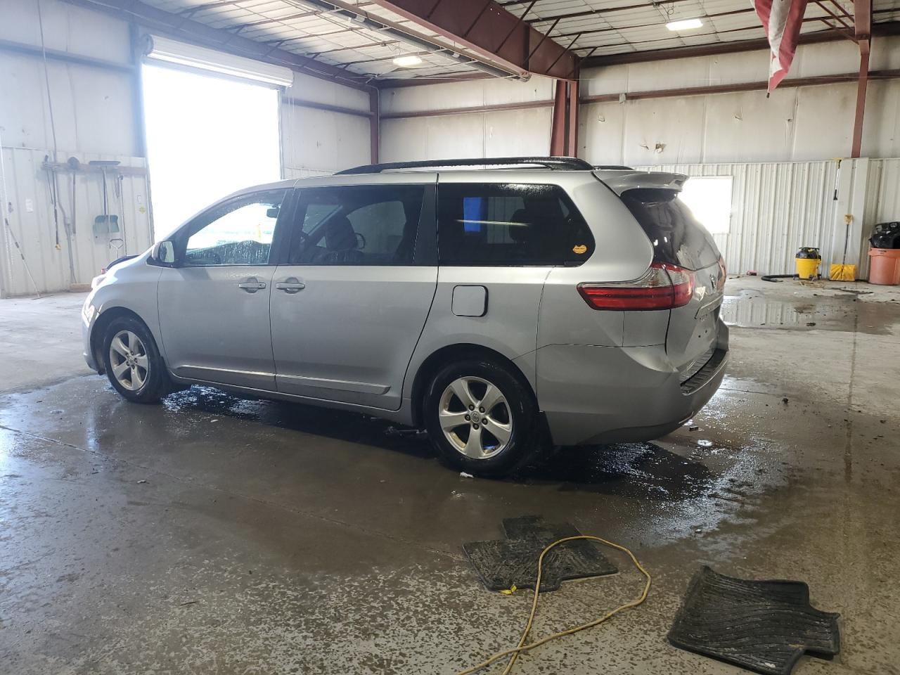 2015 TOYOTA SIENNA LE - Фото 2