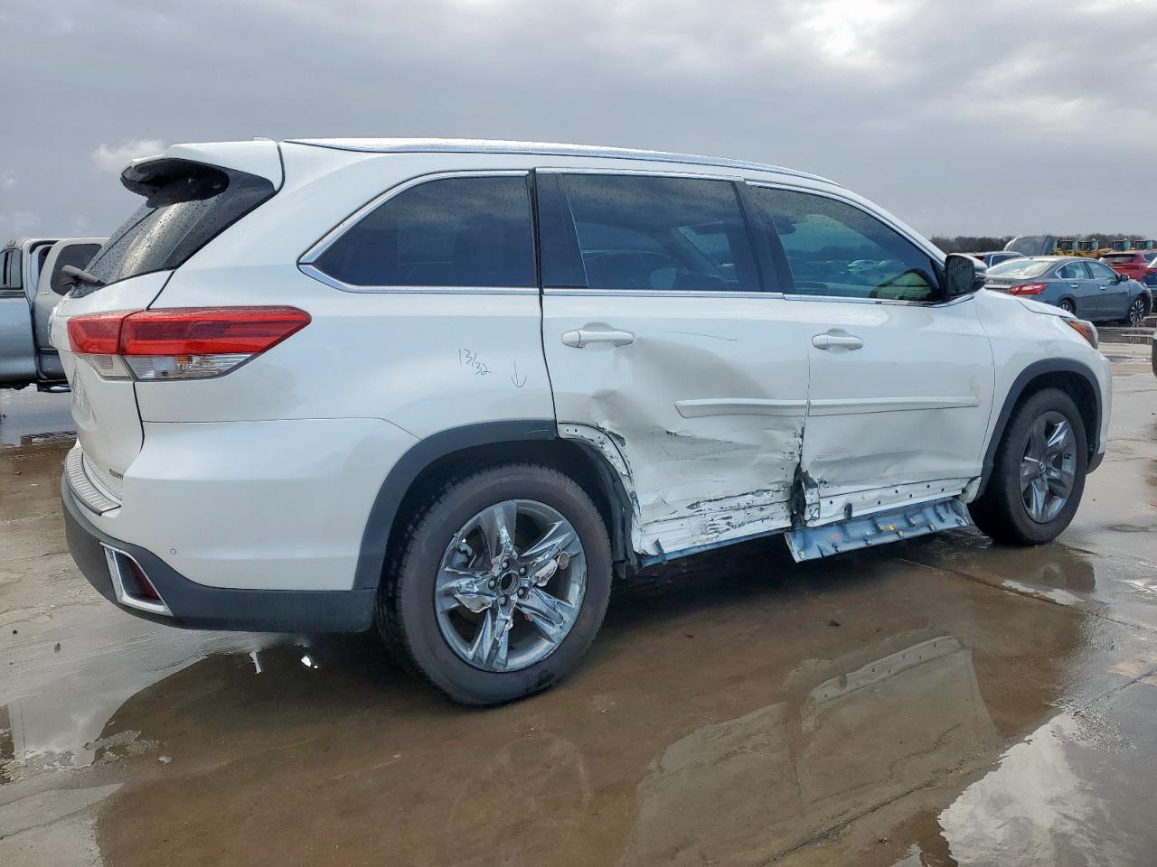 2019 TOYOTA HIGHLANDER - Image 3
