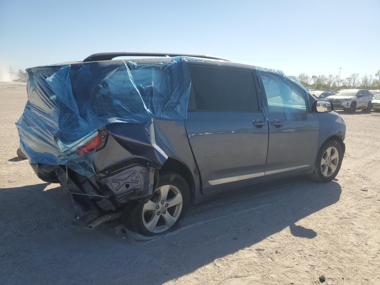 2015 TOYOTA SIENNA LE - Фото 3