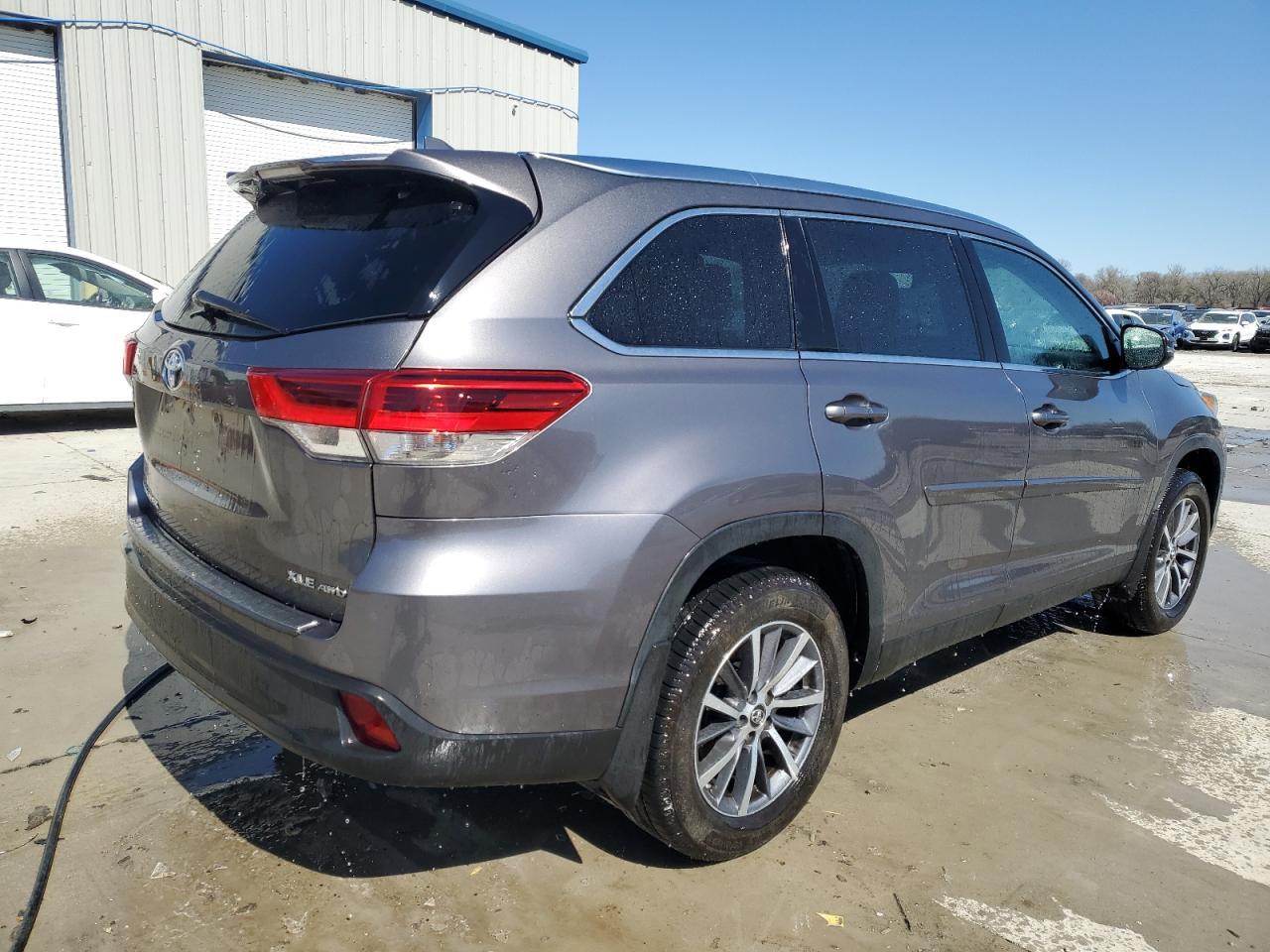 2019 TOYOTA HIGHLANDER - Image 3
