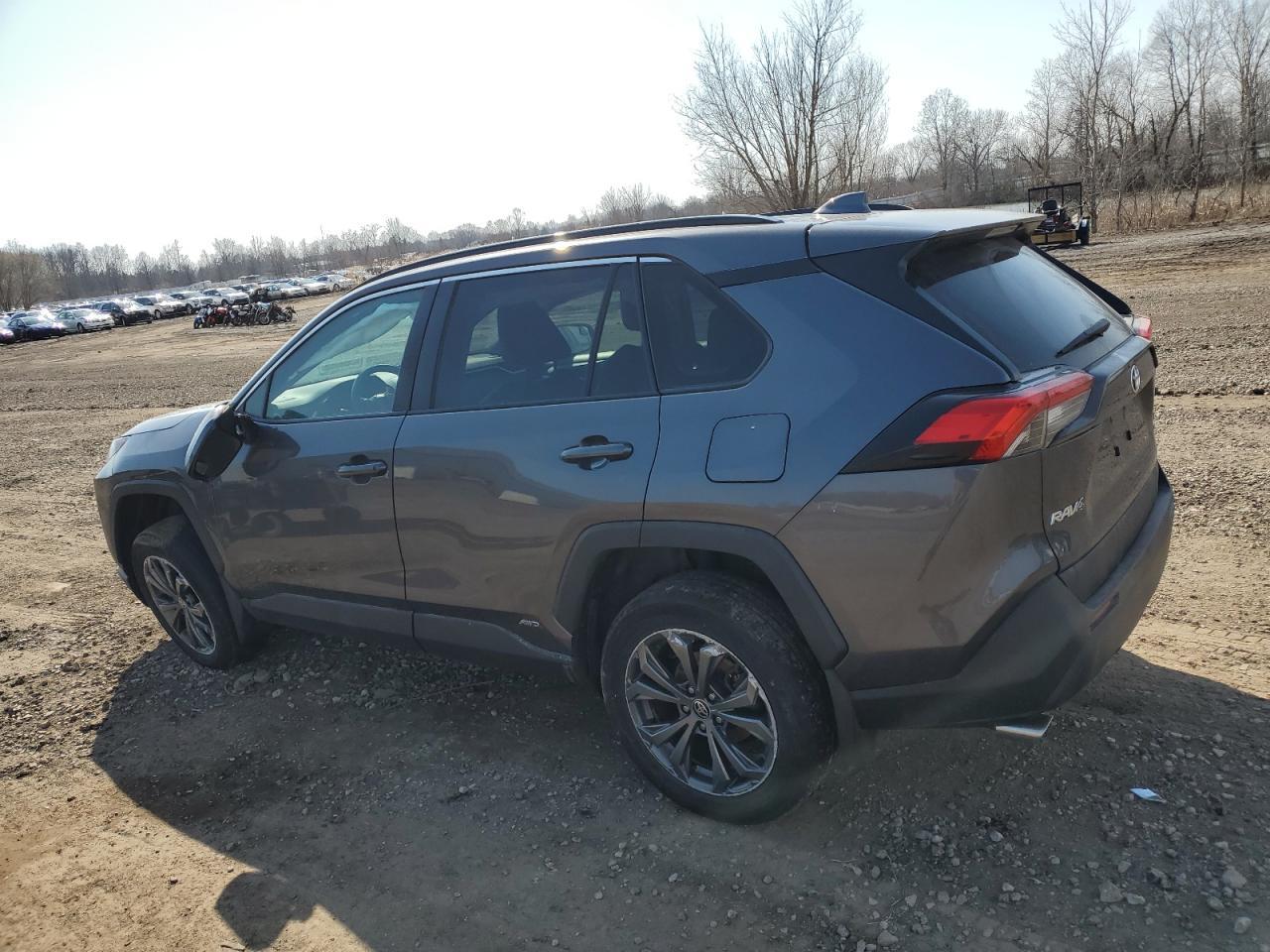 2022 TOYOTA RAV4 XLE P - Фото 2