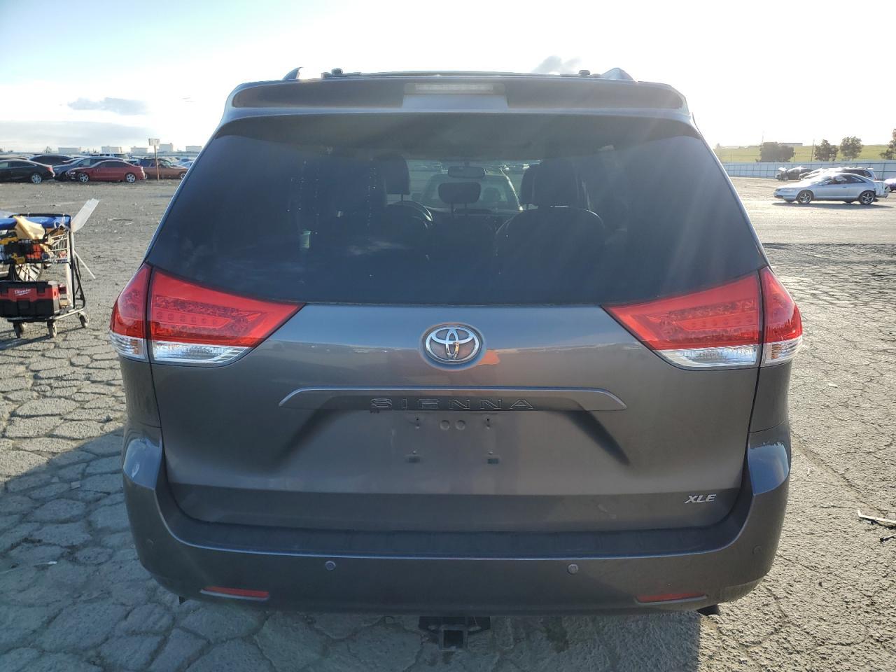 2011 TOYOTA SIENNA XLE - Image 6