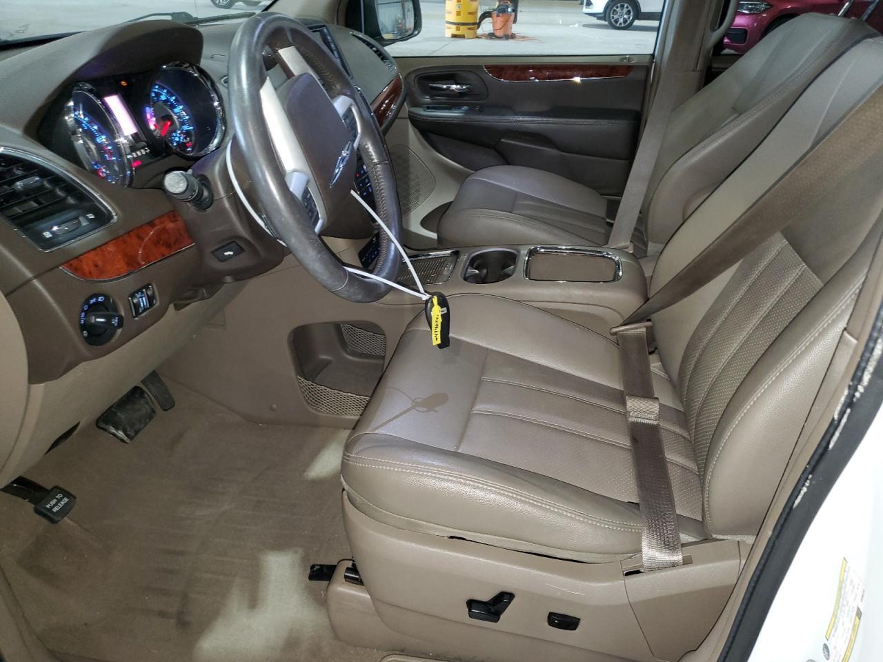 2014 CHRYSLER TOWN & COU - Image 7