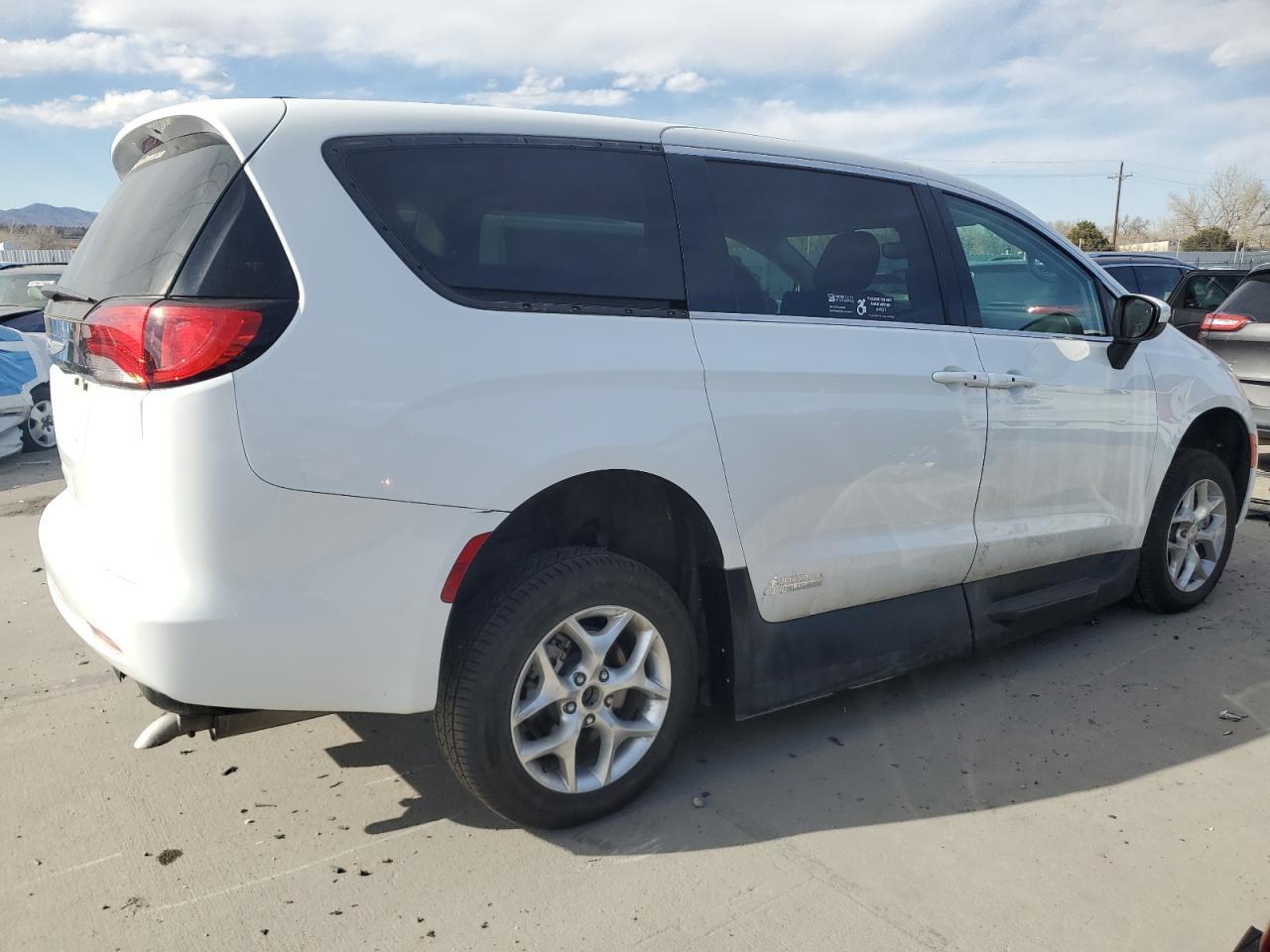 2022 CHRYSLER VOYAGER LX - Фото 3