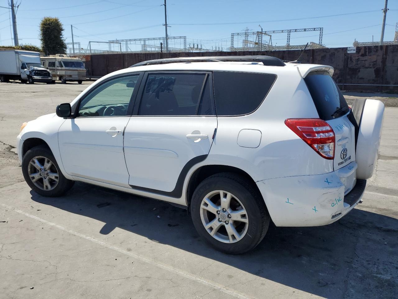 2011 TOYOTA RAV4 - Фото 2