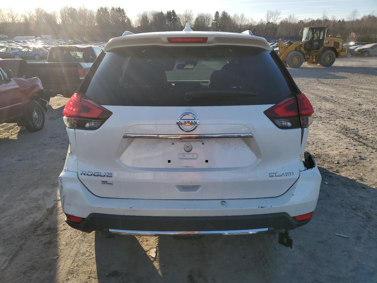 2017 NISSAN ROGUE SV - Фото 6