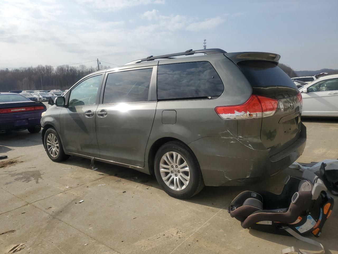 2011 TOYOTA SIENNA XLE - Фото 2