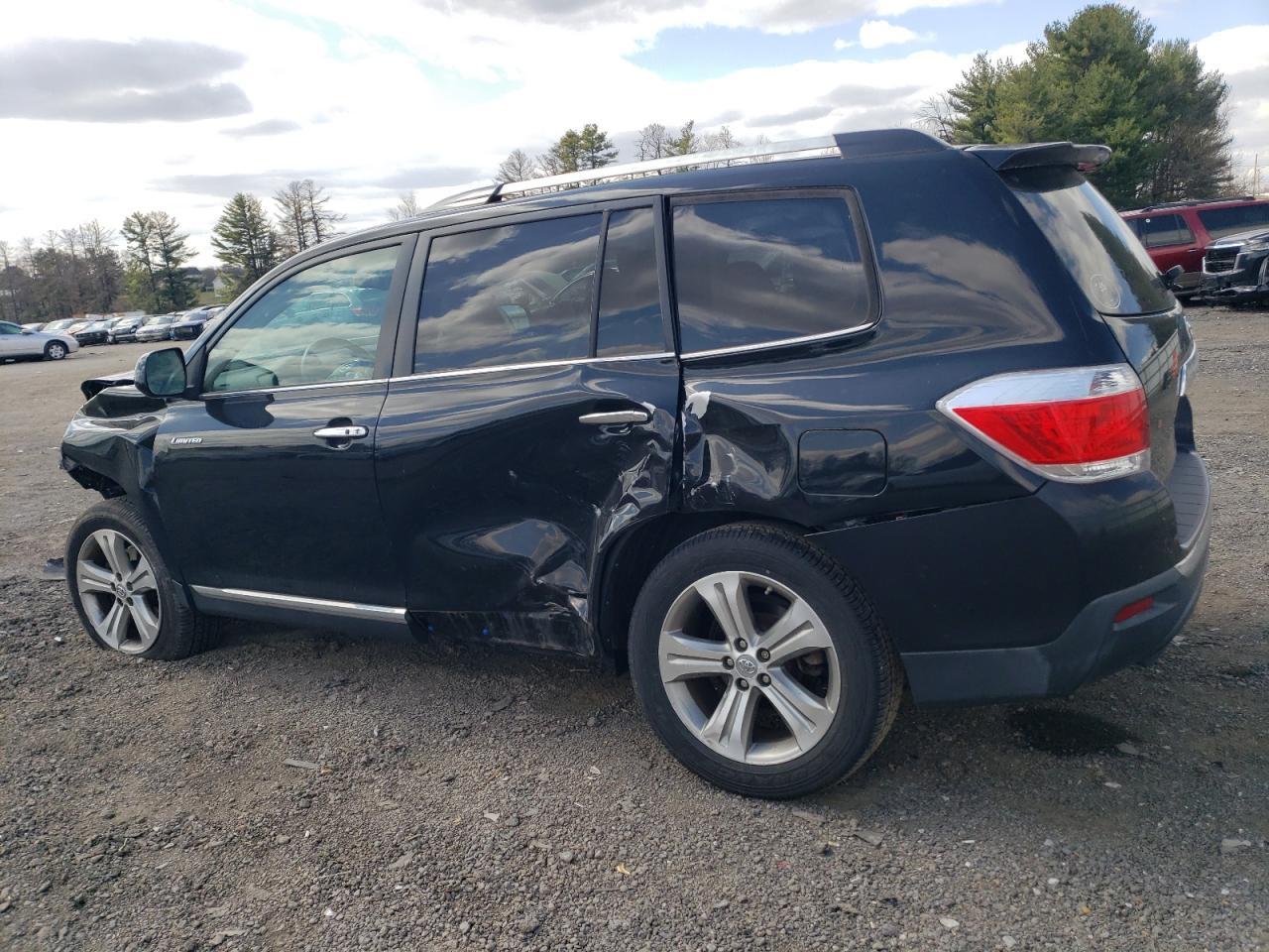 2011 TOYOTA HIGHLANDER - Image 2