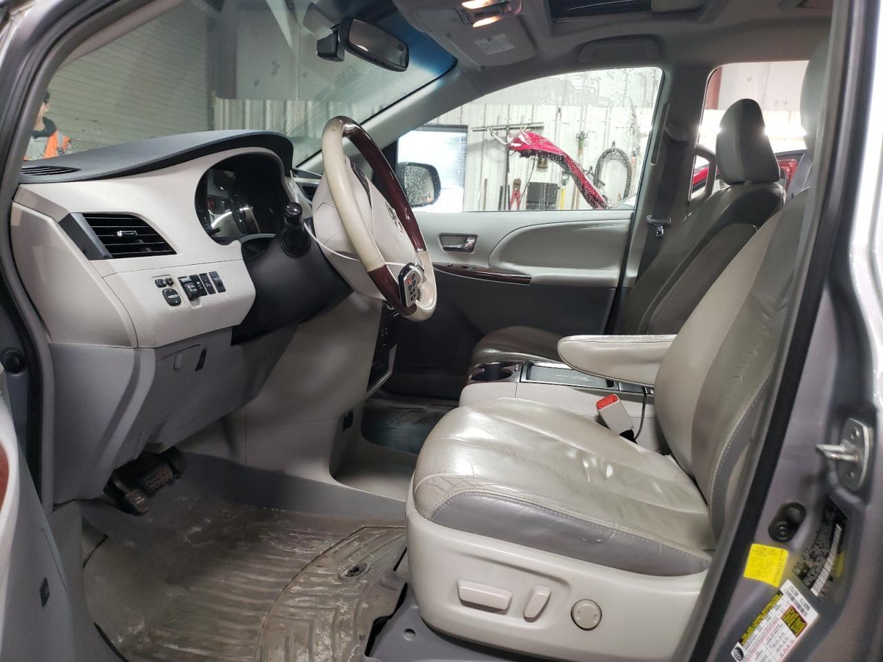 2011 TOYOTA SIENNA XLE - Image 7