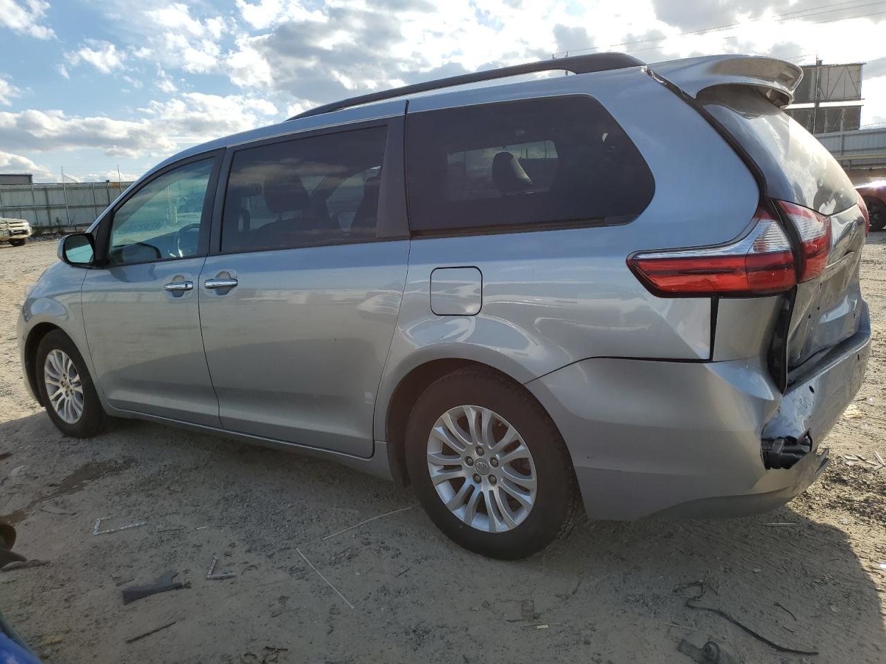 2015 TOYOTA SIENNA XLE - Фото 2