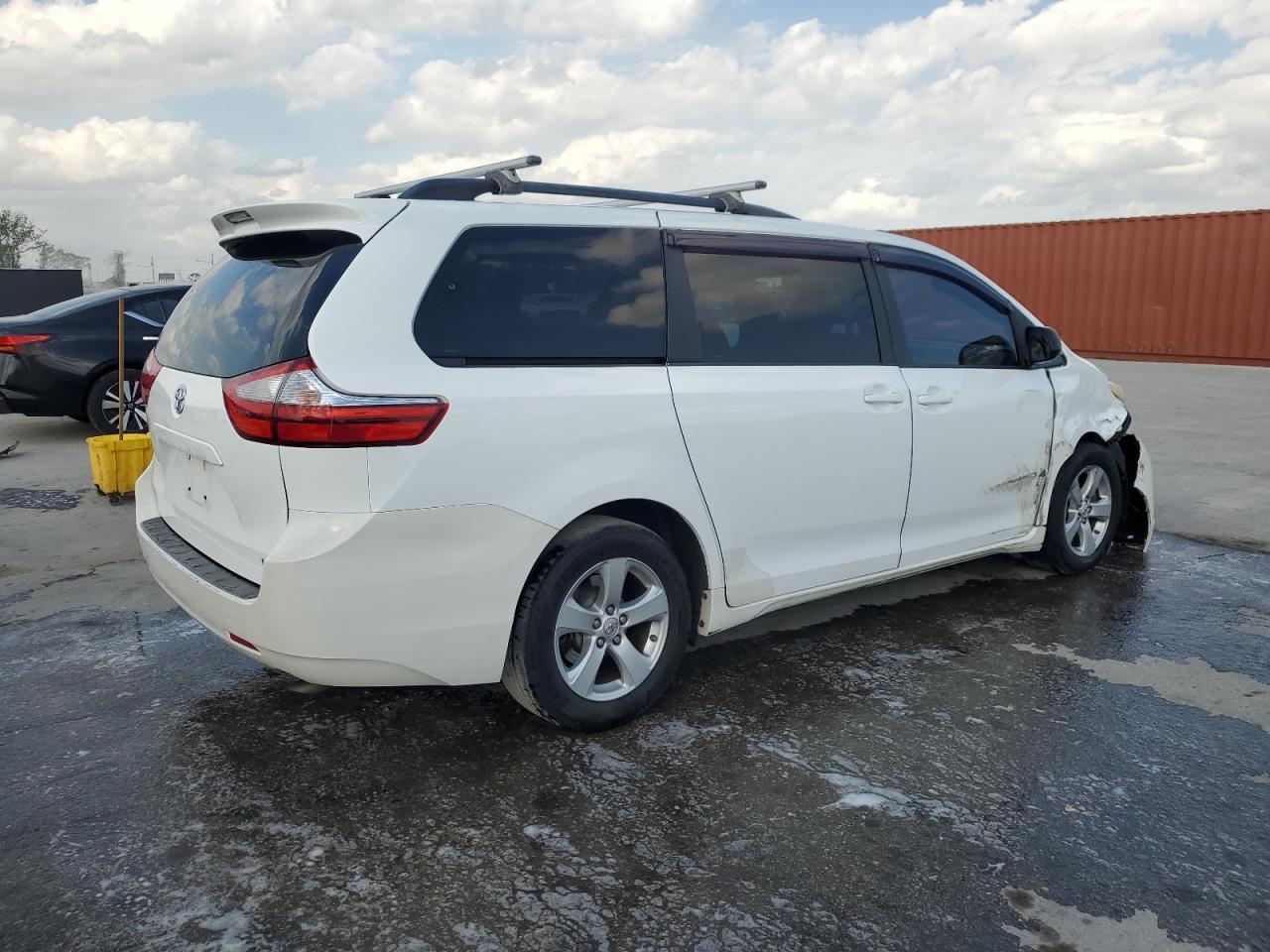 2015 TOYOTA SIENNA LE - Фото 3