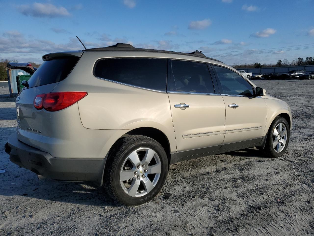 2011 CHEVROLET TRAVERSE L - Image 3