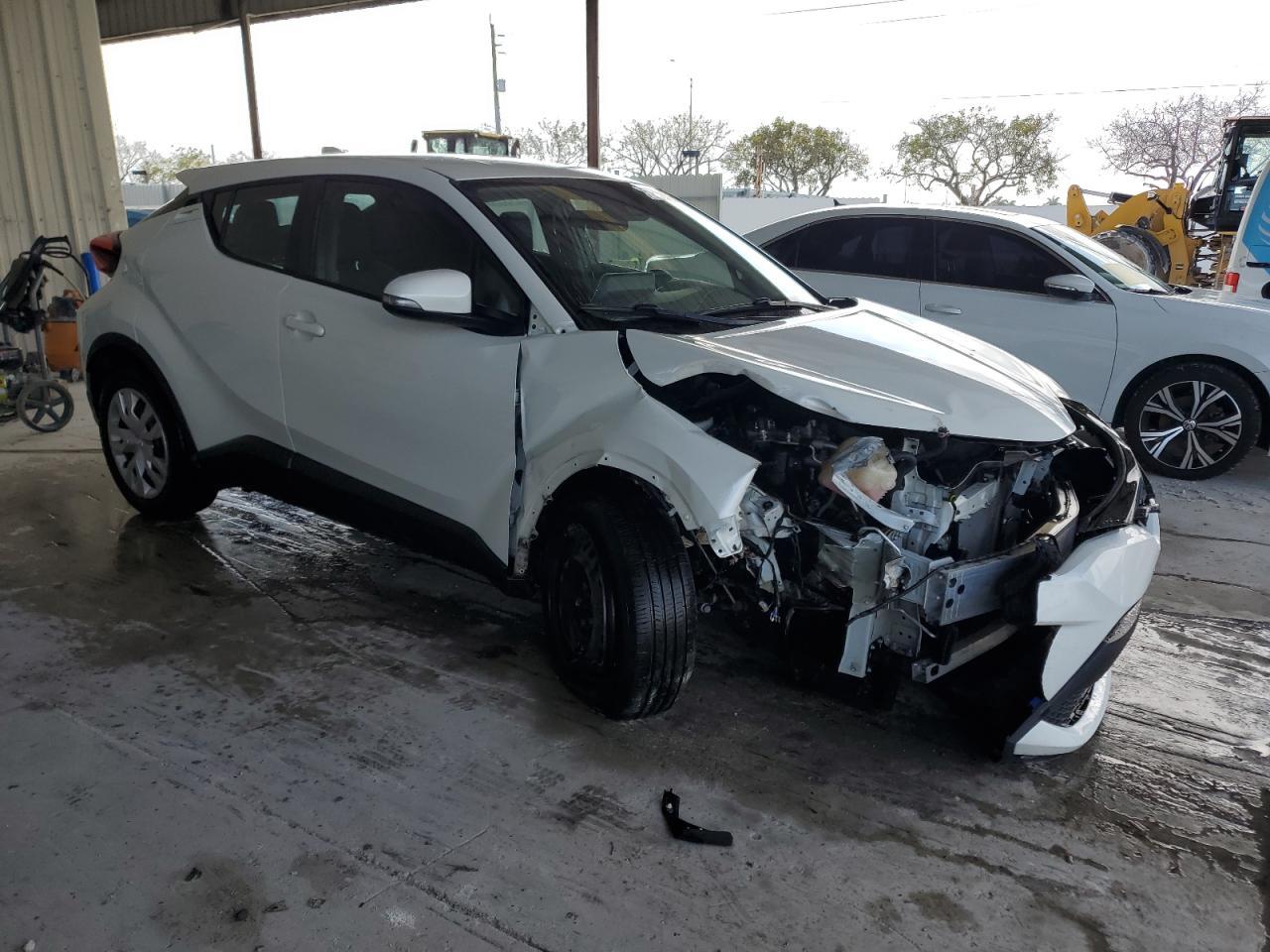2021 TOYOTA C-HR XLE - Image 4