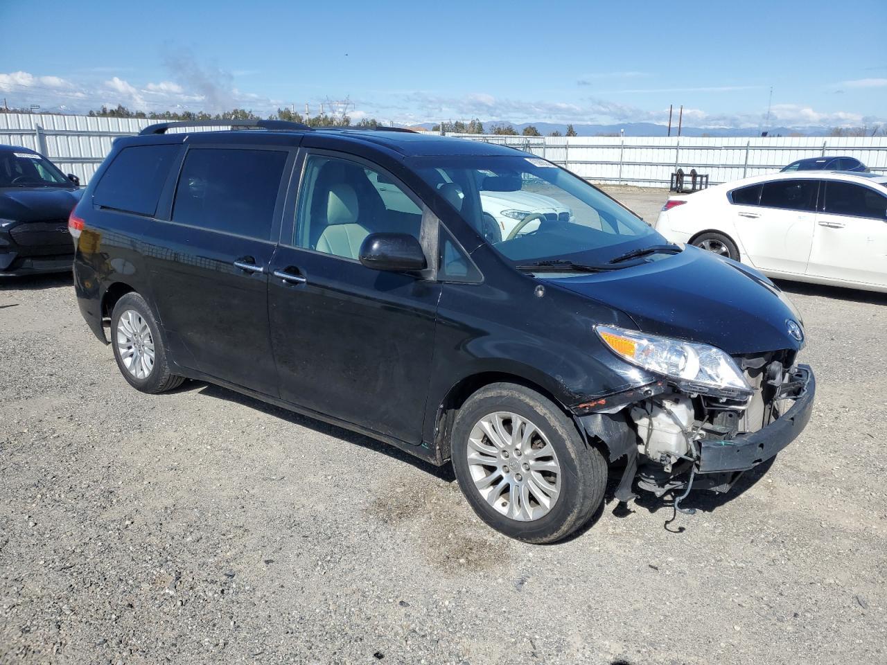 2013 TOYOTA SIENNA XLE - Фото 4