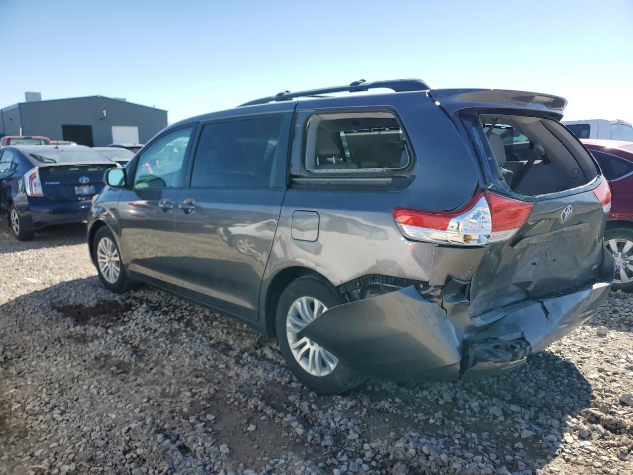 2011 TOYOTA SIENNA XLE - Image 2