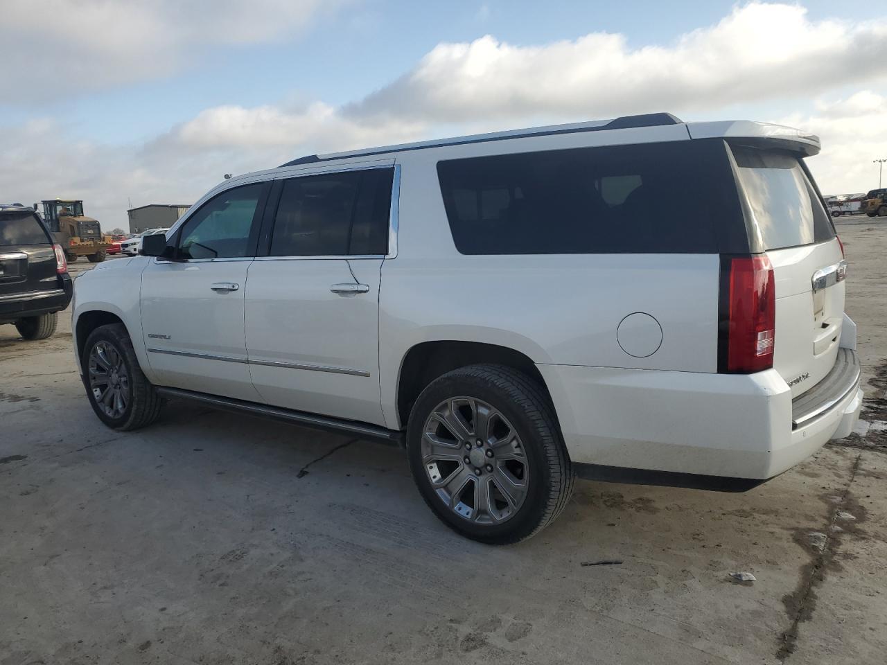 2016 GMC YUKON XL D - Фото 2