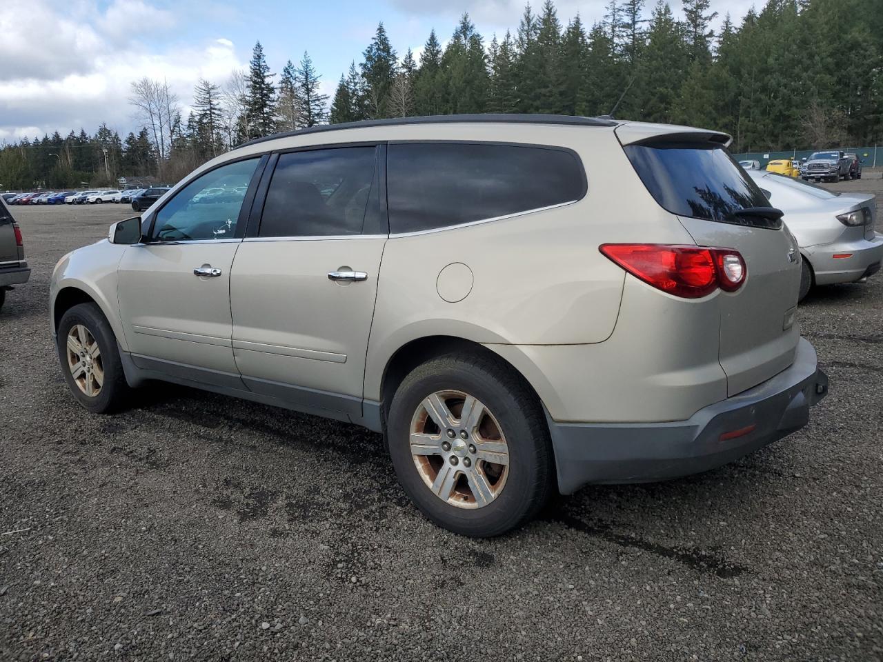 2011 CHEVROLET TRAVERSE L - Image 2