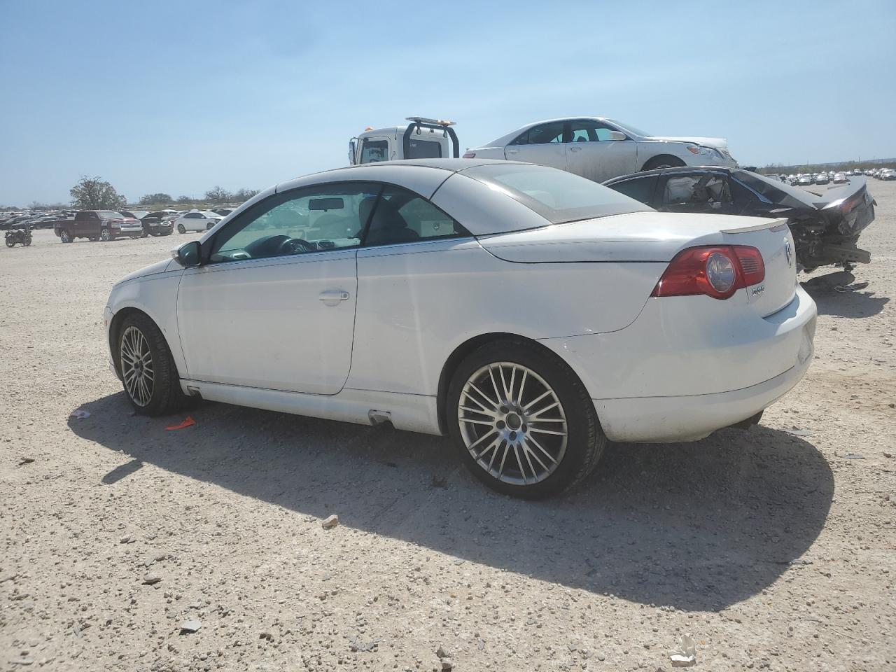 2011 VOLKSWAGEN EOS KOMFOR - Image 2