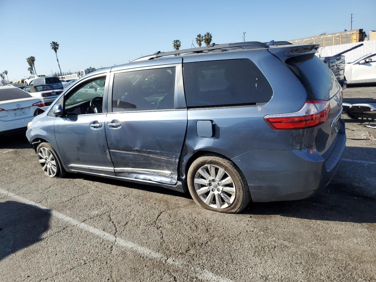 2015 TOYOTA SIENNA XLE - Фото 2