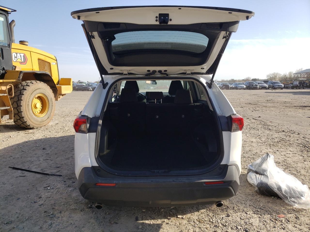 2021 TOYOTA RAV4 LE - Фото 6
