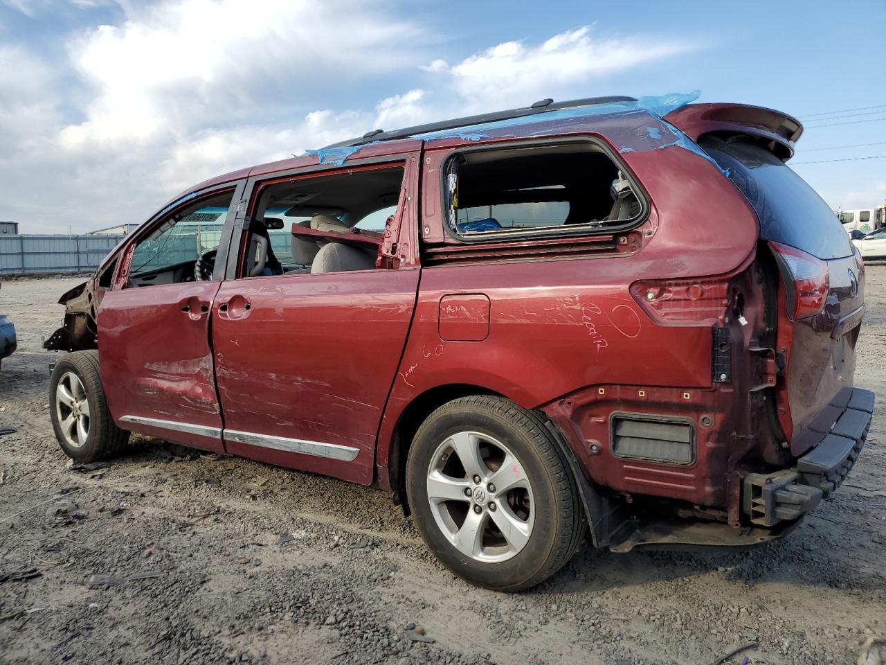 2015 TOYOTA SIENNA LE - Image 2